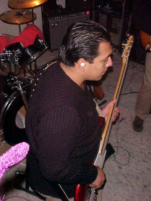 Armando: Bass, vocals